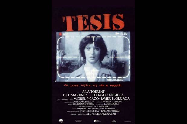 Retrospectiva Óperas Primas: Tesis - Director: Alejandro Amenábar. Sinopsis: Ángela, estudiante de cine, realiza su tesis de grado sobre la violencia audiovisual. En su investigación descubre que uno de los casos de agresión es real y ocurrió en su universidad.