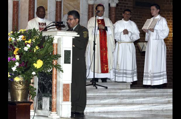 Manuel Saldarriaga - Lo m&#225;s solemne del acto tuvo que ver con una ofrenda floral que se hizo en honor a los uniformados ca&#237;dos en actos de servicio, que entre 1989 y 1993 fueron 253 las v&#237;ctimas. En solo 1990 murieron violentamente 78 polic&#237;as.