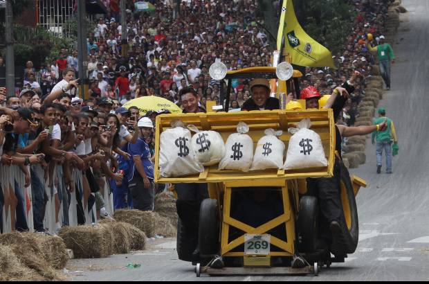 Hernán Vanegas - El Festival batió el récord de participación. En esta oportunidad corrieron 848 vehículos. Esta retroexcavadora ganó el premio al Mejor carro decorado.