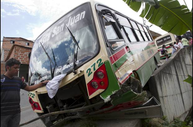 Esteban Vanegas - Un carro particular que estaba parqueado en la zona tambi&#233;n sufri&#243; da&#241;os.
