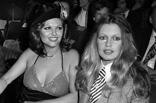 AFP - Imagen captada el 17 de diciembre 1971. Brigitte Bardot (der.) y Claudia Cardinale (izq.) en la Premiere de la pel&#237;cula &quot;Les Petroleuses&quot; (La leyenda de Frenchie King), en Par&#237;s.