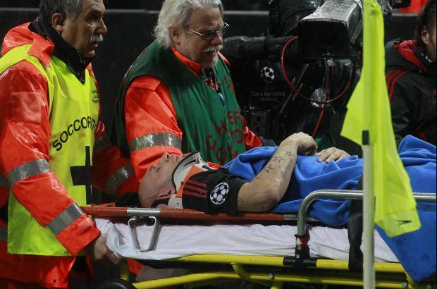 Reuters - El panorama comenz&#243; mal para el l&#237;der de la Serie A cuando perdi&#243; al arquero Christian Abbiati a los 18 minutos por una lesi&#243;n en la cabeza. El golero podr&#237;a perderse la revancha en Londres el 9 de marzo.