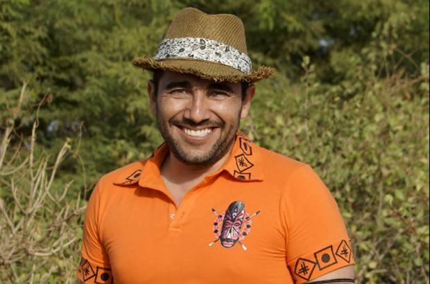 Cortes&#237;a Canal Caracol - Fabi&#225;n Mendoza. 36 a&#241;os. Bucaramanga. Actor. Como un payaso de la vida se define este actor que considera la risa como el motor de la vida. Es frentero, directo e intenta que no haya malentendidos. No soporta a las personas irrespetuosas. B&#225;sicamente le tiene miedo a todo. Quiere aprovechar esta oportunidad para dar un ejemplo a los ni&#241;os, goz&#225;rsela y trabajar en equipo.