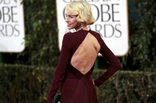 Reuters - Naomi Watts con un Zac Posen burgundy con cola, manga larga y escote en la espalda.