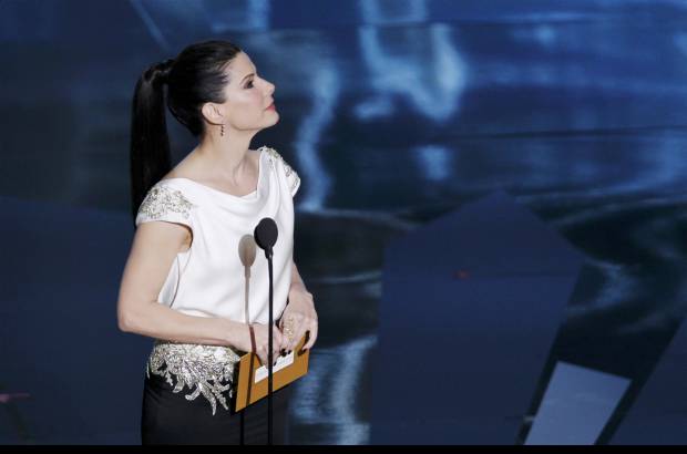 - Sandra Bullock fue la encargada de entregarle el premio A Separation por mejor cinta extranjera.