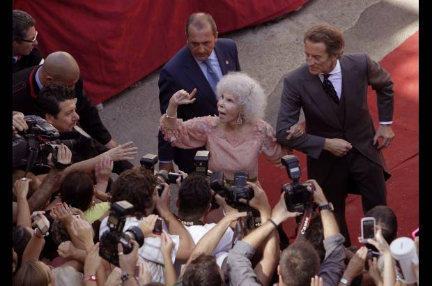 Reuters - La boda de Cayetana de Alba, de 85 a&#241;os, con Alfonso D&#237;ez Carabantes, de 60 a&#241;os, se celebr&#243; en el Palacio de las Due&#241;as, en el centro de la ciudad de Sevilla.