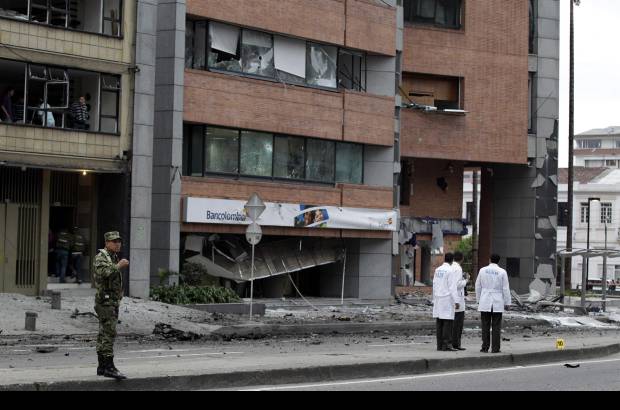 AP - Los vidrios rotos fueron los principales da&#241;os causados por el atentado.