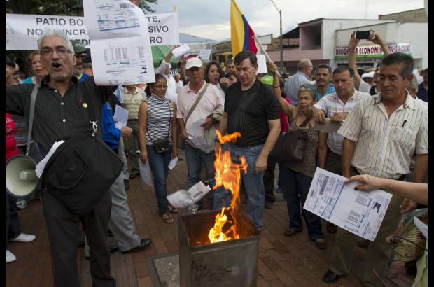 - Para los contribuyentes no basta con incluir la estratificaci&#243;n socioecn&#243;mica para que las cargas tributarias sean equitativas, es necesario tener en cuenta los de &#225;rea y aval&#250;o.