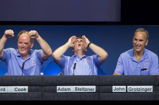 Foto AP - La mesa directiva de la Nasa celebra la histórica conquista espacial.