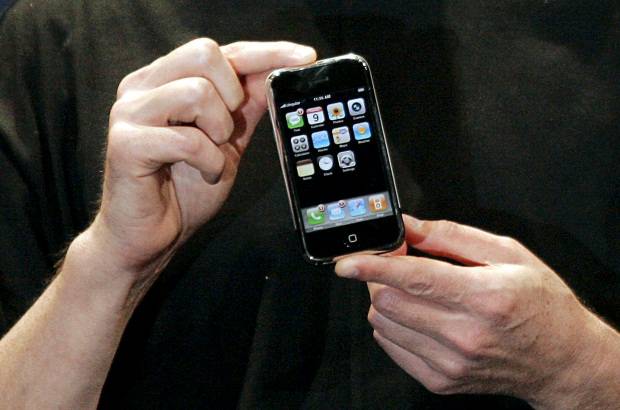 Archivo - La revoluci&#243;n de este primer iPhone es que se deshizo de las teclas, imperantes en todos los celulares de la &#233;poca, y cre&#243; una gran pantalla sensible al tacto. A partir de este momento comenz&#243; al revoluci&#243;n de las pantallas multit&#225;ctil.