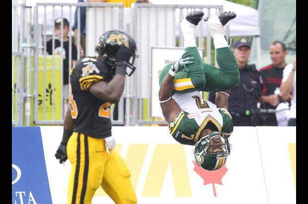 AP - Hugh Charles de los Esquimales de Edmonton hace una voltereta en la zona de anotaci&#243;n despu&#233;s de marcar un touchdown contra los Hamilton Tiger-Cats en la liga canadiense.