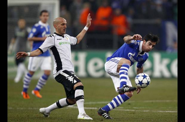 Reuters - El Valencia desperdici&#243; una gran ocasi&#243;n de entrar en los cuartos de final de la Liga de Campeones, al perder en Gelsenkirchen (3-1), ante el Schalke de Ra&#250;l, un partido en el que se adelant&#243;, pero en el que no tuvo acierto ante la meta alemana cuando se vio en desventaja.