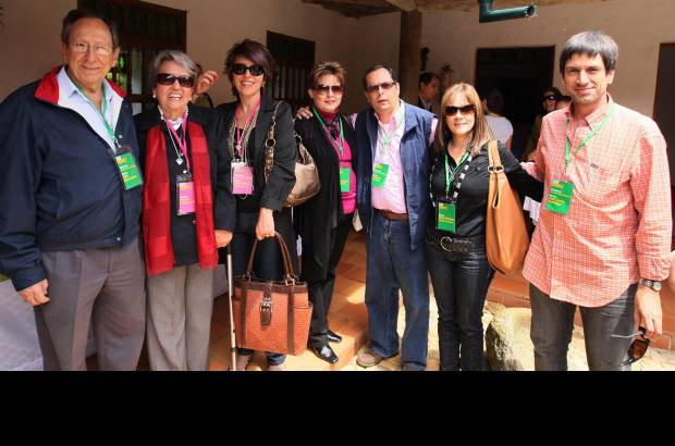 Jaime P&#233;rez - Juan G&#243;mez Mart&#237;nez, &#193;ngela Ceballos de G&#243;mez, &#193;ngela Mar&#237;a G&#243;mez Ceballos, Mar&#237;a Cristina Molina de Villa, Alejandro Villa G&#243;mez, Mar&#237;a Adelaida Escobar de G&#243;mez y Juan Camilo G&#243;mez Mora.