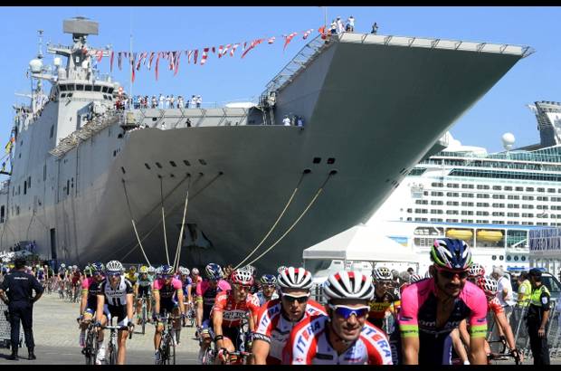 FOTO AFP - Con esta iniciativa, la Vuelta busca seguir llamando la atención. Una muestra más de que la ronda española continúa por la vía de la innovación. A la derecha el colombiano José Serpa.