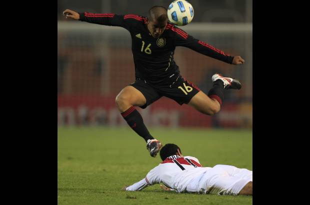 Reuters - El dominio absoluto de Per&#250; continu&#243; hasta los veinte minutos, cuando Vargas se cans&#243; de hacer estragos por la banda izquierda, pero a partir de ese momento M&#233;xico logr&#243; asentarse en el campo y paulatinamente quitarle ritmo a las acciones.
