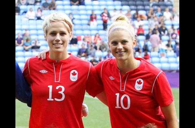 Reuters - Dentro y fuera de la cancha la canadiense, Lauren Sesselmann (derecha), descresta. Belleza y talento en su selecci&#243;n.