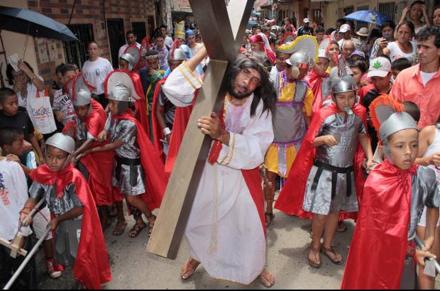 Manuel Saldarriaga - Con gran fe cientos de personas asistieron a la procesión en el barrio Moravia.