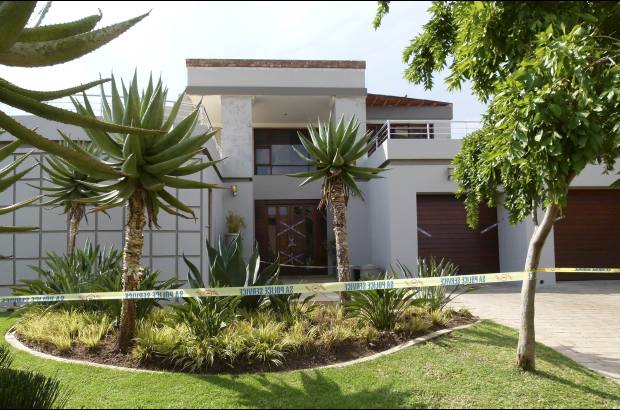 AP - Dijo que s&#243;lo Steenkamp y Pistorius se encontraban en la casa del atleta en un complejo privado en Pretoria, la capital.