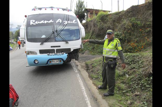 Guillermo Benav&#237;dez - El bus de servicio intermunicipal qued&#243; efectado en su parte delantera.