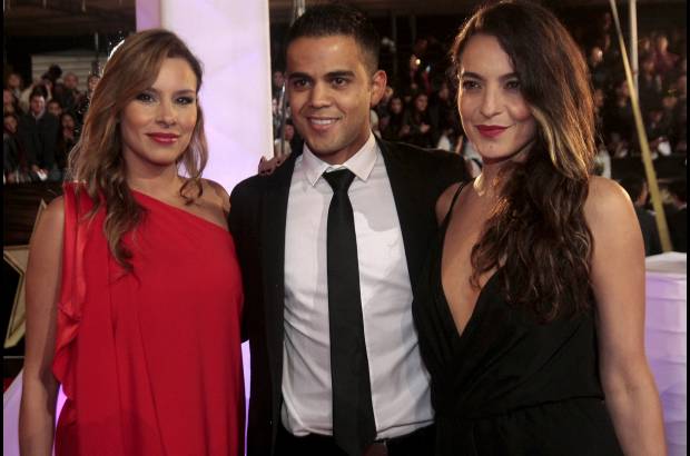 Colprensa-Christian Castillo - &#193;ngela Vergara, actriz de &#191;D&#243;nde est&#225; Elisa?, un fan y Patricia Casta&#241;eda, actriz de Los caballeros las prefieren brutas.