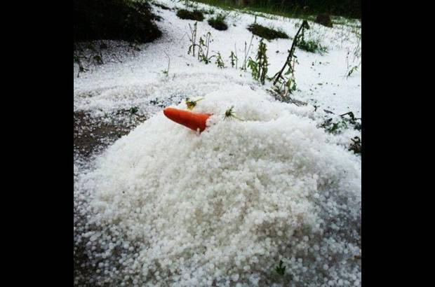 Foto: Weimar Rold&#225;n - Algunos se atrevieron a hacer mu&#241;ecos de nieve y otras figuras tras la granizada.