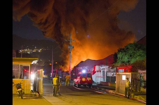 Edwin Bustamante - El incendio fue causado por un globo que cay&#243; sobre las bodegas de AKT.