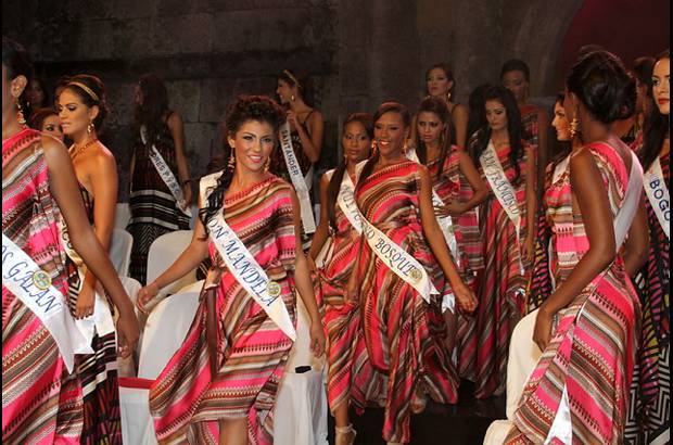 Foto Colprensa - Las beldades nacionales fueron desfilando junto a las candidatas cartageneras y a su paso por la pasarela se presentaron ante el p&#250;blico asistente, que se mostr&#243; satisfecho con la combinaci&#243;n de la belleza regional y local.