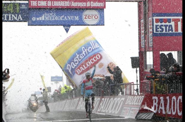 AP - Vincenzo Nibali pr&#225;cticamente asegur&#243; el t&#237;tulo del Giro de Italia con una impresionante actuaci&#243;n en solitario para ganar este s&#225;bado la pen&#250;ltima etapa de la carrera, al dejar rezagados a todos sus contrincantes bajo una tormenta de nieve en el &#250;ltimo ascenso hasta la meta.