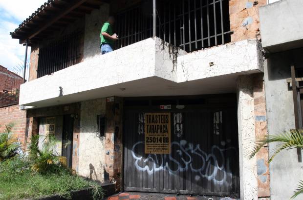 FOTO ARCHIVO EL COLOMBIANO - El 2 de diciembre, las labores de inteligencia permitieron a las autoridades rastrear las llamadas que Escobar le hizo a su hijo Juan Pablo, para llegar hasta la vivienda donde se escond&#237;a en el barrio Los Olivos, occidente de Medell&#237;n, y dar muerte al entonces hombre m&#225;s buscado del mundo.