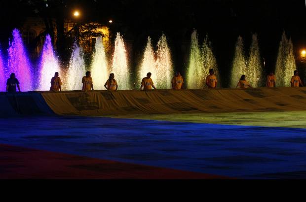 Colprensa - El presidente del República, Juan Manuel Santos, hizo entrega oficial de la bandera a la Selección Colombia de fútbol que competirá en la Copa América.