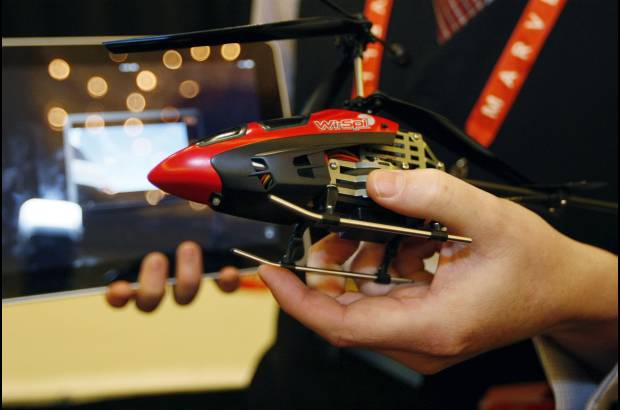 Reuters - Este peque&#241;o helic&#243;ptero esp&#237;a se llama Wi-Spi y puede ser controlado desde un tel&#233;fono inteligente. El dispositivo, que es una verdadera c&#225;mara voladora, estar&#225; disponible en oto&#241;o a un precio de 120 d&#243;lares.