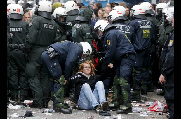 AP - La Policía alemana y miles de manifestantes anticapitalistas estuvieron a punto de enfrentarse en Francfort.