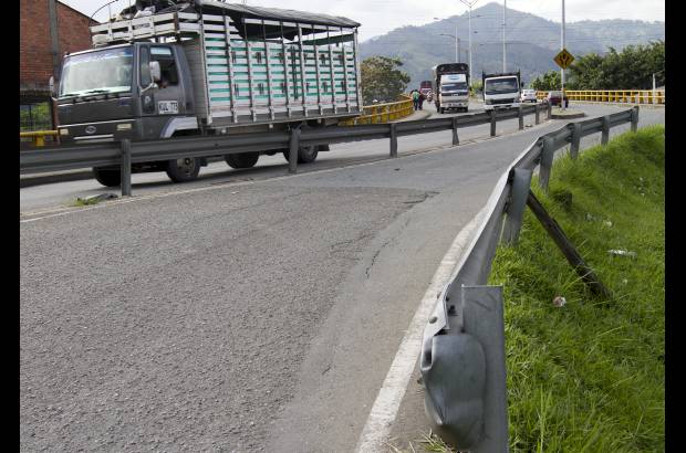 - La ampliaci&#243;n a tres carriles dl puente Sim&#243;n Bol&#237;var que comunica a Envigado con Itag&#252;&#237;, requiere de la voluntad pol&#237;tica de ambos municipios.