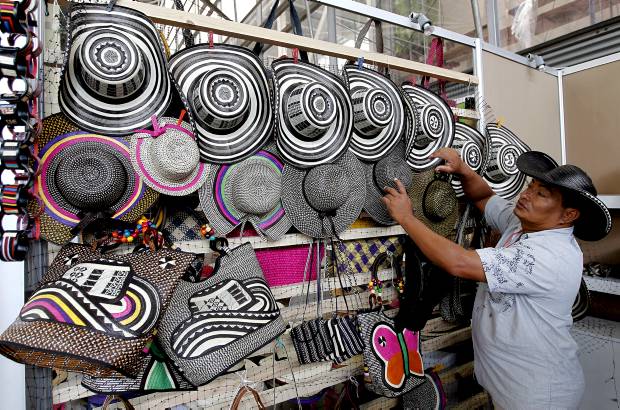 - Los sombreros vueltiaos son insignia del trabajo hecho a mano por los artesanos de Tuchín, Córdoba. Un embarque con 500 sombreros zarpa el 3 de mayo hacia Asia.
