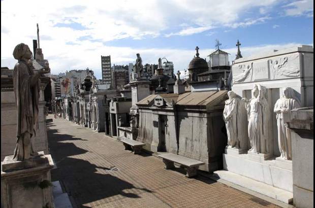 Diego Gonz&#225;lez - La Recoleta fue el primer cementerio p&#250;blico fundado en Buenos Aires en 1822. Sus promotores fueron Mart&#237;n Rodr&#237;guez y Bernardino Rivadavia.