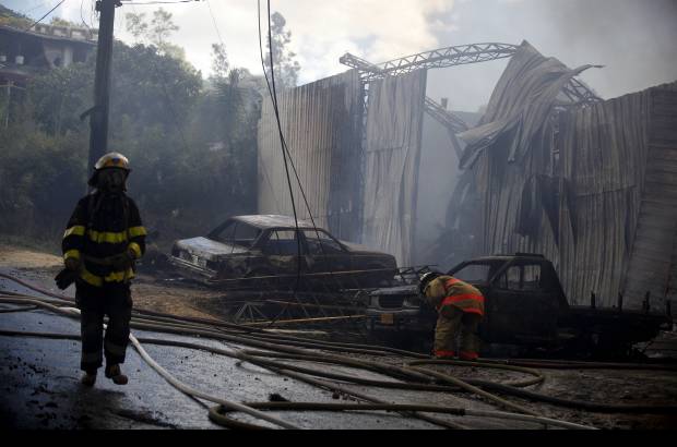 Foto Manuel Saldarriaga - Los bomberos lograron controlar las llamas al medio d&#237;a.