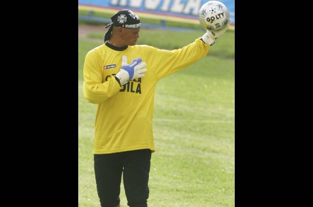 Foto archivo - El portero vallecaucano Miguel &#193;ngel Calero Rodr&#237;guez descrest&#243; con todo su talento en el club Independiente de Ginebra, el Club Sporting de Barraquilla, el Deportivo Cali, el Club Atl&#233;tico Nacional, el Pachuca y la selecci&#243;n Colombia.