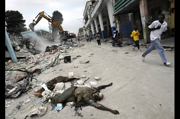 Reuters - Esta fotograf&#237;a titulada Death (muerte) fue tomada en Puerto Pr&#237;ncipe, d&#237;as despu&#233;s del terremoto que sacudi&#243; a Hait&#237;, por Carol Guzy para el Washington Post, lo que le signific&#243; el premio Pulitzer a Mejor fotograf&#237;a de noticia de &#250;ltima hora.