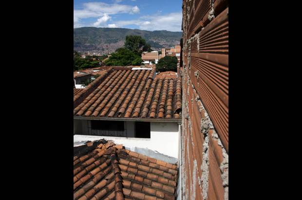 FOTO ARCHIVO EL COLOMBIANO - El 2 de diciembre, las labores de inteligencia permitieron a las autoridades rastrear las llamadas que Escobar le hizo a su hijo Juan Pablo, para llegar hasta la vivienda donde se escond&#237;a en el barrio Los Olivos, occidente de Medell&#237;n, y dar muerte al entonces hombre m&#225;s buscado del mundo.
