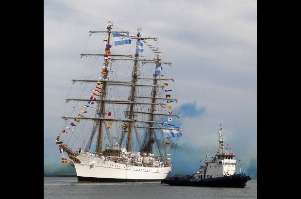 Reuters - Miles de simpatizantes del gobierno de la presidenta Cristina Fern&#225;ndez viajaron a la ciudad costera de Mar del Plata para un acto convocado como un festejo.