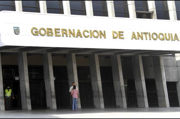 R&#243;binson S&#225;enz - Mientras adentro de los despachos reinaba la soledad, en las afueras el desconcierto, la importencia y la resignaci&#243;n se apoderaban de las personas que acudieron a hacer alguna gesti&#243;n.