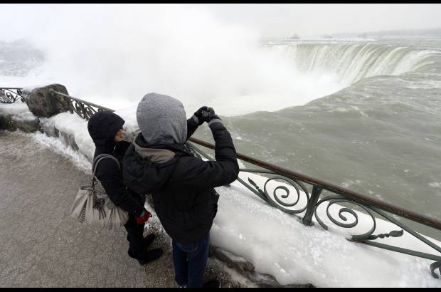 Reuters - Las cataratas del Ni&#225;gara, uno de los mayores atractivos tur&#237;sticos de Estados Unidos y Canad&#225;, tambi&#233;n sufri&#243; el impacto de los fuertes vientos, las nevadas y el v&#243;rtice polar que azota a estos pa&#237;ses y ha afectado a m&#225;s de 240 millones de personas.