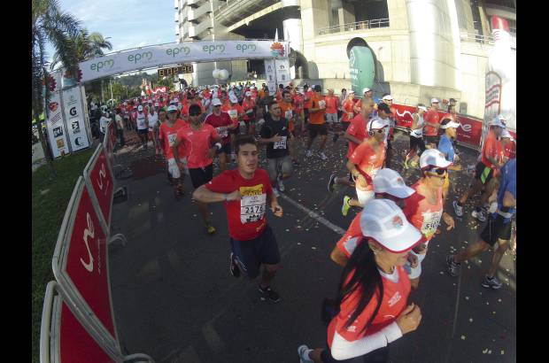 Esteban Jaramillo y Sebastián Salazar - Más de 10 mil competidores se dieron cita en esta histórica cita deportiva que se corría en las modalidades de 5, 10, 21 y 42 kilómetros.