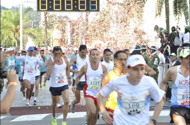 Esteban Jaramillo y Sebastián Salazar - Más de 10 mil competidores se dieron cita en esta histórica cita deportiva que se corría en las modalidades de 5, 10, 21 y 42 kilómetros.