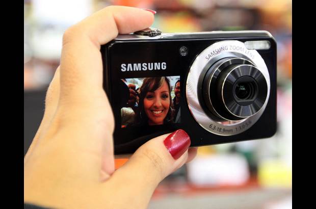 Róbinson Sáenz - ¿Cómo quedé en la foto? Ya no hay problema porque esta cámara viene con doble pantalla. Tiene 12,2 megapixeles.