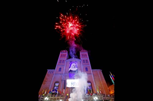 Julio C&#233;sar Herrera - Con un espect&#225;culo de fuegos pirot&#233;cnicos se celebr&#243; el momento en el que la Madre Laura fue proclamada Santa.