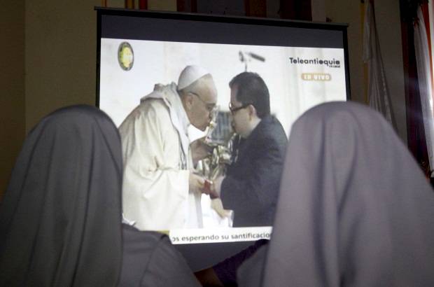 Donaldo Zuluaga - Las lauritas en Dabeiba estuvieron muy atentas a la transmisi&#243;n de la canonizaci&#243;n de Santa Laura.