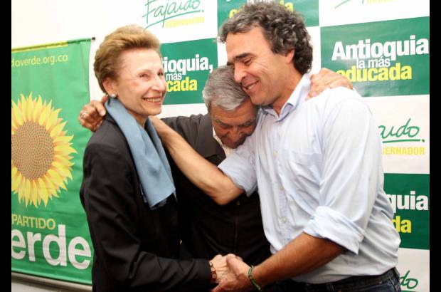 Juan Fernando Cano - Un emocionado Sergio Fajardo Valderrama celebr&#243; con sus padres Ra&#250;l y Mara su triunfo en las urnas, que lo convierten en el gobernador electo de Antioquia.