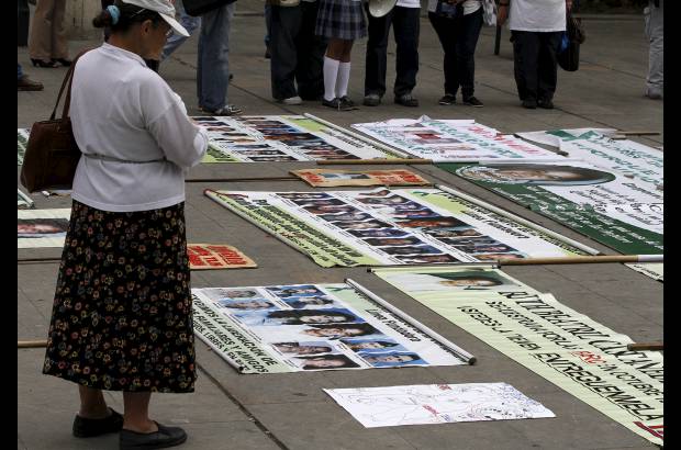 - La arenga rezaba &quot;los queremos vivos, libre y en paz&quot;.