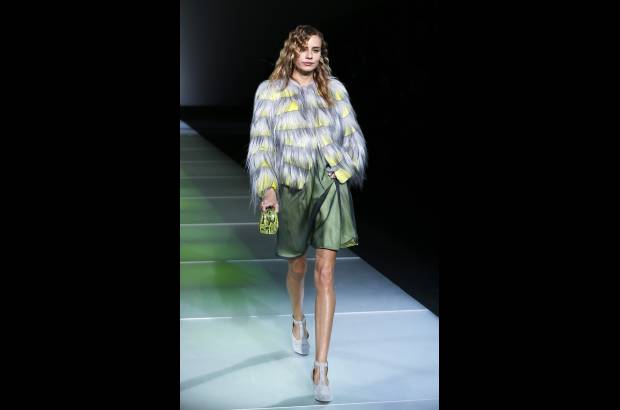 Reuters - Giorgio Armani, de 79 años, cerró la Semana de la Moda femenina de Milán. Sus diseños sorprendieron por teñir la franela de grises claros y oscuros a los que se unió el verde lima, para vestir a una mujer sencilla pero elegante. Para la noche, los vestidos largos palabra de honor o con escotes vertiginosos fueron los encargados de poner la nota de distinción en el desfile.